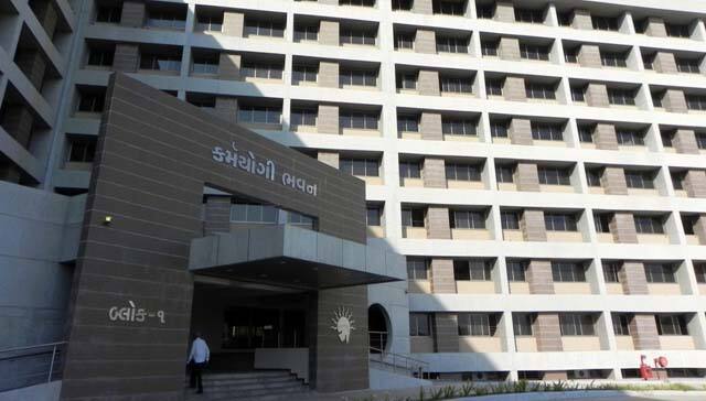 બિનઅનામત વર્ગ ના આયોગે સરકારને સૂચન કર્યું છે કે અનામત વર્ગની માફક સરકારી નોકરી માટે સ્પર્ધાત્મક પરીક્ષામાં વય મર્યાદા, પરીક્ષા માટે પ્રયાસ અને ફીમાં બિન અનામત વર્ગને પણ છૂટછાટ આપવામાં આવે.