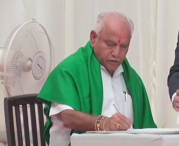 શપથ ગ્રહણ કરવા રાજભવન પહોંચતા પહેલાં યેદિયુરપ્પાએ રસ્તામાં રાધા-કૃષ્ણ મંદિરમાં દર્શન કર્યા હતા. રાજભવન પહોંચતા જ યેદિયુરપ્પાએ બીજેપી નેતાઓ સહિત રાજ્યના મુખ્ય સચિવ અને ડીજીપી સાથે મુલાકાત કરી હતી.