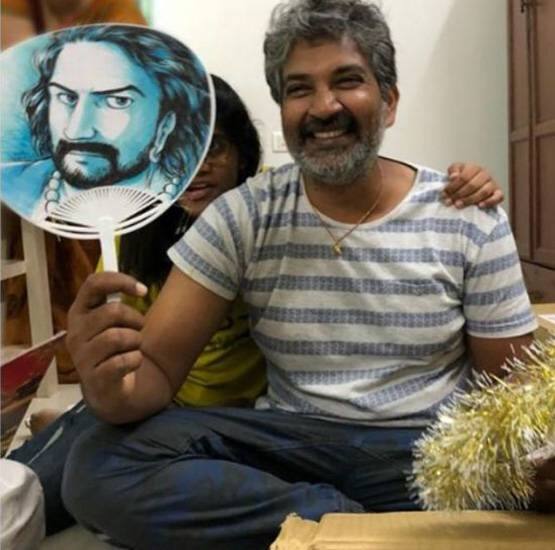 જાપાની ફેન્સ તરફથી મળેલી ગિફ્ટ્સને ફિલ્મની એક્ટ્રેસ અનુષ્કા શેટ્ટી અને પ્રોડ્યૂસર શોબૂ યારલાગડ્ડાએ ખોલી હતી. ડાયરેક્ટર રાજમૌલીએ કહ્યું- અમે જાપાનથી આવ્યાને એક સપ્તાહ થઈ ગયું છે. હું જાપાનનો આભાર વ્યક્ત કરું છું. બાહુબલીના કારણે અનેક દેશોમાં જવાનો મોકો મળ્યો, તેમાં સૌથી ફેવરિટ દેશ જાપાન રહ્યો.