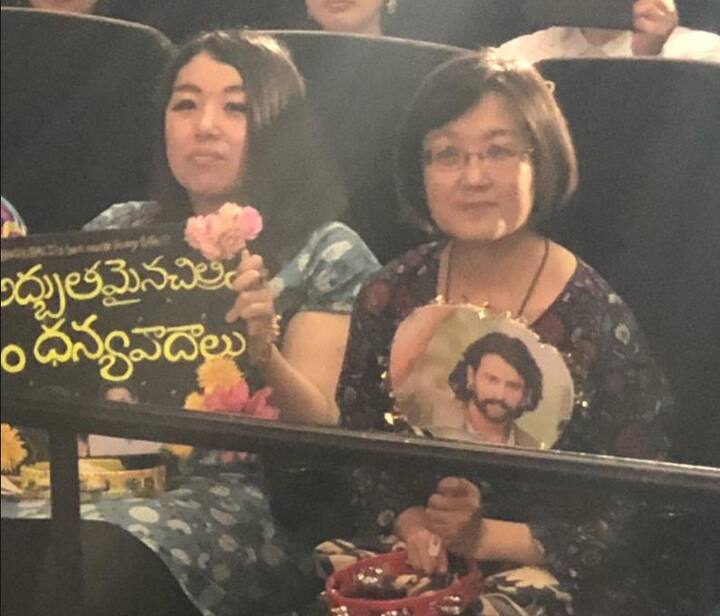 થિયેટરમાં બાહુબલીના ફેન હાથમાં પોસ્ટર લઇને ફિલ્મ જોવા આવ્યા હતા.