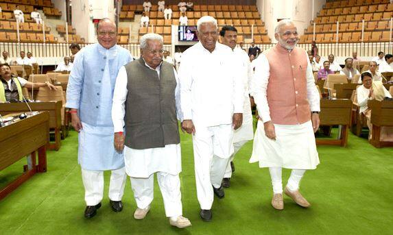 કુમારસ્વામીએ કહ્યું, ‘અમે અમારી રણનીતિ તૈયાર કરી રહ્યા છીએ. અમે તેના પર કાનૂની રીતે લડીશું. જો તમારી પાસે બહુમત હોય તો યેદિયુરપ્પા એકલા કેમ શપથ લઈ રહ્યા છે. '