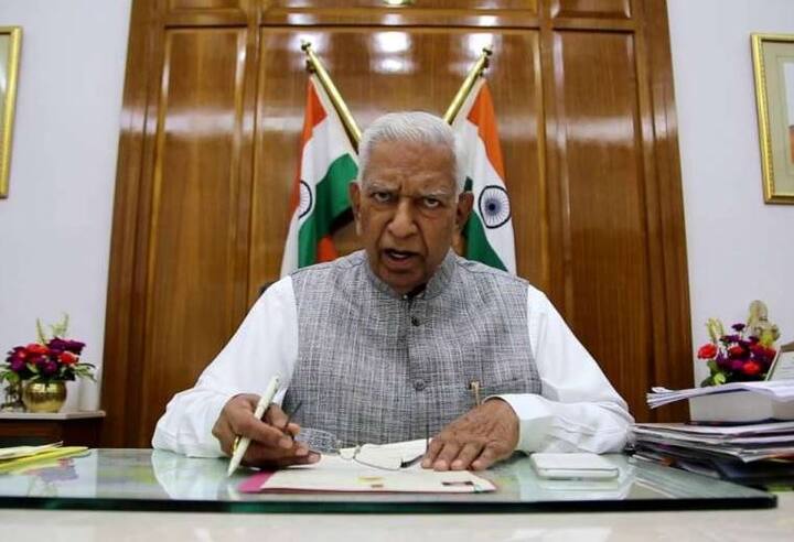 ‘ઈન્કમટેક્સ ડિપાર્ટમેન્ટના લોકો અમને પરેશાન કરી રહ્યા છે. અમારા ફોન ટેપ થઈ રહ્યા છે. અમે લોકો આતંકવાદી નથી’ તેમ પણ કુમારસ્વામીએ કહ્યું હતું.