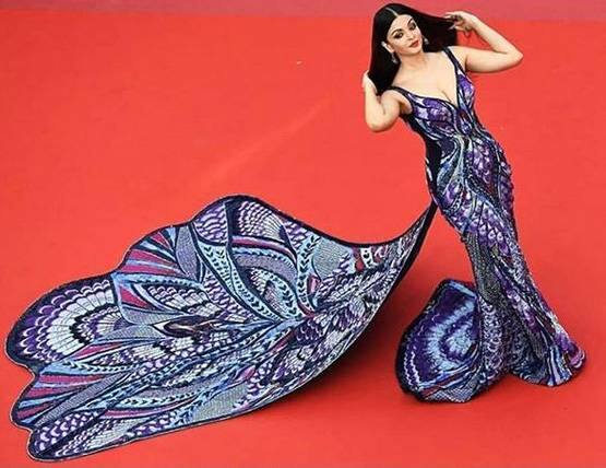 કાન્સમાંથી પરત ફરતી વખતે એરપોર્ટ પર દીકરી આરાધ્યા સાથે જોવા મળી ઐશ્વર્યા. કાન્સના પહેલા દિવસે રેડ કાર્પેટ પર બ્લૂ એન્ડ પર્પલ કલરના બટરફ્લાય ગાઉનમાં ઐશ્વર્યાએ સૌકોઈનું દિલ જીતી લીધું હતું.