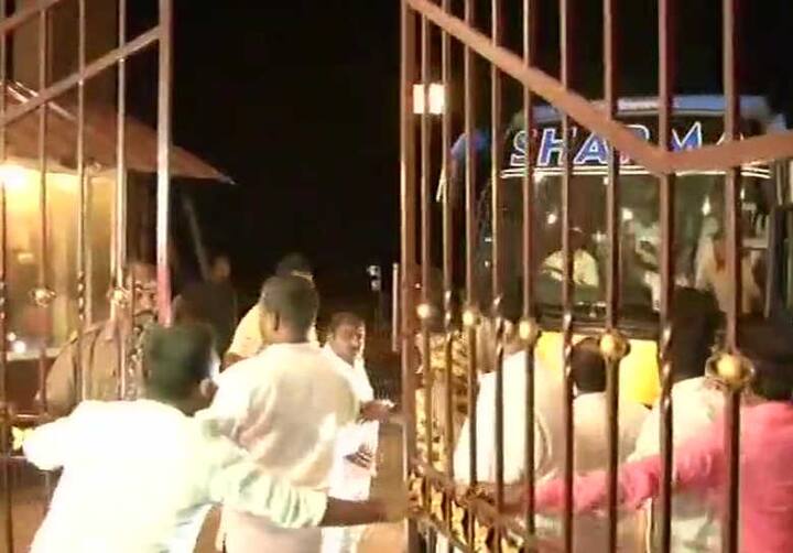 બેગ્લુંરુના ઇગલટૉન રિસોર્ટમાં રોકાયેલા કોંગ્રેસના ધારાસભ્યો બહાર નીકળી ગયા છે. પણ સુત્રોનુ માનીએ તો હજુ પણ કોંગ્રેસ બે ધારાસભ્યો રાજશેખર પાટીલ, પ્રતાપ ગૌડ પાટીલ પાર્ટીના સંપર્કમાં નથી. જોકે કોંગ્રેસ નેતાઓનો દાવો છે કે મેસૂર વિસ્તારમાં કેટલાક બીજેપી ધારાસભ્યો તેમના સંપર્કમાં છે. 