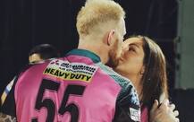 જીત બાદ રાજસ્થાન રોયલ્સના કયા ખેલાડીએ મેદાનમાં જ પત્નીને કરી KISS, જાણો વિગત