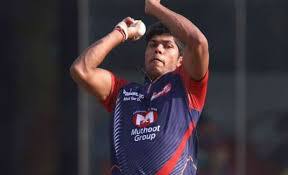 ઓવરઓલ ટી-20 ક્રિકેટમાં સૌથી વધુ રન આપવાનો રેકોર્ડ એસ.સ્ટાલેયિન ટીમના ખેલાડી સરમદ અનવરના નામે છે. તેણે 2011માં લાહોર લાઇન વિરુદ્ધ પોતાની ચાર ઓવરમાં 81 રન આપ્યા હતા. બીજો નંબર બેન સેન્ડરસનનો આવે છે જેણે ચાર ઓવરમાં 77 રન આપ્યા હતા.