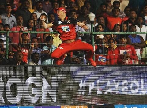 નવી દિલ્હી: IPL 2018માં રોયલ ચેલેન્જર્સ બેંગલુરુના પ્લેયર એબીડી વિલિયર્સે બાઉન્ડ્રી પર હવામાં જોરદાર કૂદકો મારી જબરદસ્ત કેચ પકડ્યો હતો. આ કેચ પકડતાં જ ચાહકો ખુશ થઈ ગયા હતાં. ડી વિલિયર્સના આ કેચને આઈપીએલના ઇતિહાસનો સર્વશ્રેષ્ઠ કેચ ગણવામાં આવ્યો હતો. ડી વિલિયર્સે એક હાથે એલેક્સ હેલ્સનો કેચ પકડ્યો હતો.
