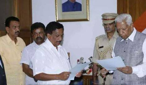  નવી દિલ્હી: કર્ણાટકમાં નવી રચાયેલી વિધાનસભાના સંચાલન માટે પ્રોટેમ સ્પીકર માટે ભાજપના ધારાસભ્ય કેજી બોપૈયાની નિમણૂંક કરવામાં આવી છે. રાજ્યપાલે તેમને અધ્યક્ષ પદના શપથ પણ લેવડાવી દીધા છે. કૉંગ્રેસ રાજ્યપાલના આ નિર્ણયનો પણ વિરોધ કરી રહી છે. કૉંગ્રેસની માંગ છે કે સૌથી વરિષ્ઠ ધારાસભ્યને પ્રોટેમ સ્પીકર બનાવામાં આવે. 