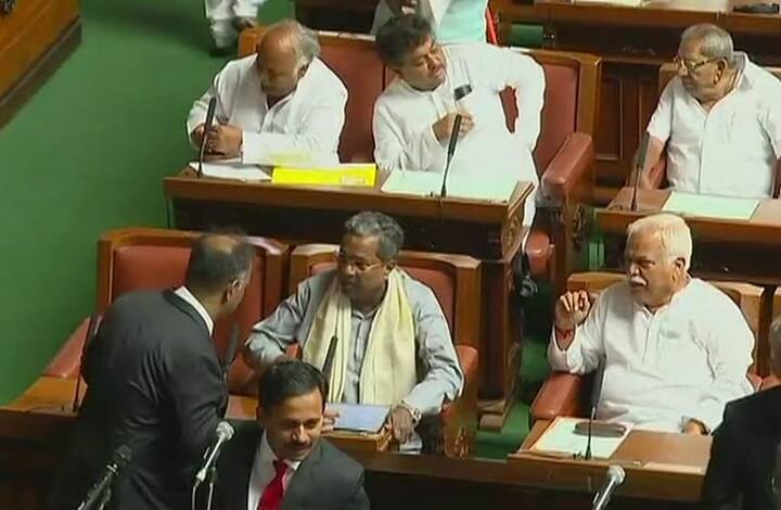 17 મેના યેદૂરપ્પાએ શપથ લીધા હતા. રાજ્યપાલે 15 દિવસમાં બહુમત સાબિત કરવાનું કહ્યું હતું, પરંતુ સુપ્રીમ કોર્ટે 48 કલાક કર્યા હતા. આજે સાજે ફેસલો થઈ જશે કે કૉંગ્રેસ અને જેડીએસ પાસે બહુમત છે કે યેદૂરપ્પા પાસે. 