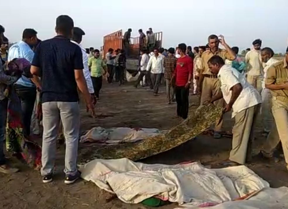 ભાવનગર: સિમેન્ટ ભરેલા ટ્રકે મારી પલટી, અકસ્માતમાં 19નાં મોત, લાશોના થયા ઢગલાં