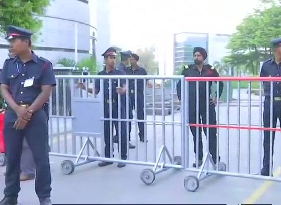 તમામ રાજકીય પાર્ટીના કાર્યકરો પણ આ મુદ્દે ચાંપતી નજર રાખી રહ્યાં છે. આ માટે રાજ્યમાં કાયદો વ્યવસ્થા જાળવવી પણ એક પડકાર બની રહેશે. જેને ધ્યાનમાં રાખીને કર્ણાટકના મેંગલુરૂમાં અત્યારથી જ ધારા 144 લાગુ કરી દેવામાં આવી છે. તેવી જ રીતે રાજ્યમાં રાજધાની બેંગલુરૂ સહિત ભારે સુરક્ષા વ્યવસ્થા કરવામાં આવી છે.