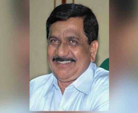 બેંગ્લુરુઃ કર્ણાટક વિધાનસભાની કાર્યવાહી શરૂ થઇ ગઇ છે. ભાજપ, કોગ્રેસ અને જેડીએસના ધારાસભ્યો વિધાનસભા પહોંચી ગયા છે. પ્રોટેમ સ્પીકર તમામ ધારાસભ્યોને શપથ લેવડાવી રહ્યા છે. પ્રોટેમ સ્પીકરની નિમણૂકના વિરોધમાં કોગ્રેસે સુપ્રીમ કોર્ટમાં અરજી કરી હતી. કોગ્રેસને આ મામલે સુપ્રીમ કોર્ટમાંથી ઝટકો લાગ્યો છે. સુપ્રીમ કોર્ટે કહ્યું કે, પ્રોટેમ સ્પીકર બીજેપીનો જ રહેશે. તેમની નિમણૂક પર કોઇ પ્રતિબંધ લગાવવામાં આવશે નહીં.