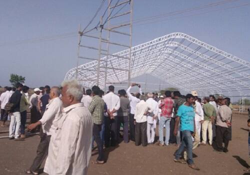 અમરેલી: અમરેલી જિલ્લાના વડિયાના ભાયાવદર ગામે બનેલી એક ભયાનક ઘટનામાં કરંટ લાગવાથી પાંચ મજૂરોના કમકમાટીભર્યા મોત નિપજ્યાં છે. આ મજૂરો મંડપ ખોલી રહ્યા હતા ત્યારે તેઓ જે સ્ટેન્ડ પર ચઢ્યા હતા જોકે નજીકમાંથી પસાર થતી હાઈ ટેન્શન લાઈનને અડી જતાં પાંચેય મજૂરો ગણતરીની સેકંડોમાં જ મોતને ભેટ્યા હતા. 
