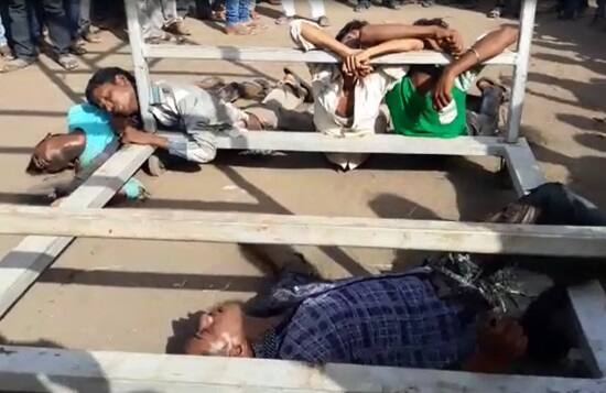 ડોમને ખોલવાની કામગીરી દરમિયાન વીજળીનો કરંટ લાગવાને કારણે પાંચ લોકોનાં મોત નિપજ્યાં હતા. કથાના સ્થળે એક સાથે પાંચ મજૂરોનાં મોત થતાં અરેરાટી વ્યાપી ગઈ હતી. 