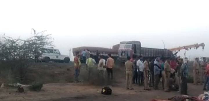 મૃતકોમાં 12 મહિલા, 4 પુરૂષ અને 3 બાળકોનો સમાવેશ થાય છે. આ ઘટનાની જાણ થતાં જ તંત્ર દ્વારા બચાવ કામગીરી હાથ ધરવામાં આવી છે. આ અકસ્માત બાદ ટ્રક ડ્રાઇવર ઘટના સ્થળેથી ફરાર થઇ ગયો છે.