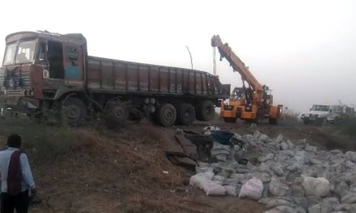 ભાવનગર: ભાવનગરમાં મોટો ગમખ્વાર અકસ્માત સર્જાયો છે. ભાવનગરમાં બાવલિયારી નજીક ટ્રક પલટી જતાં 19 લોકોના મોત થયા છે જ્યારે અન્ય 6 લોકો ઘાયલ થયા છે. સિમેન્ટ ભરેલો ટ્રક પલટી મારતા અકસ્માત સર્જાયો છે. 19 લોકોના મોત થયા છે. તમામ મૃતકો તળાજાના રહેવાસી છે. 