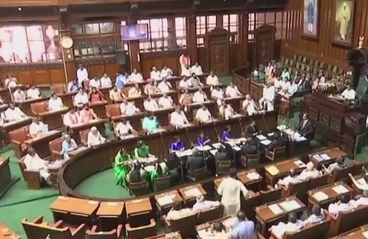 કોંગ્રેસે એક ઓડિયો ક્લિપ પણ જાહેર કરી છે. જેમાં યેદુરપ્પાનો દીકરો એક કોંગ્રેસ ધારાસભ્યને મંત્રી પદની લાલચ આપી રહ્યો છે.