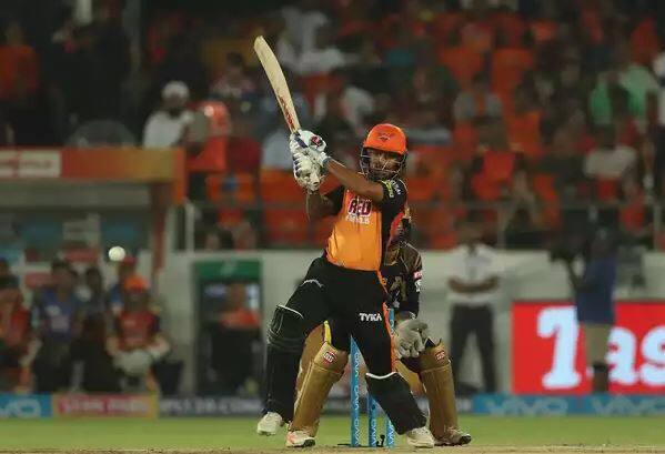 આઈપીએલ-2018માં પ્લેઓફમાં સ્થાન નિશ્ચિત કરી ચુકેલી સનરાઈઝર્સ હૈદરાબાદે ટોસ જીતીને પ્રથમ બેટિંગ કરવાનો નિર્ણય લીધો હતો. હૈદરાબાદ વતી ધવન અને ગોસ્વામીએ આક્રમક શરૂઆત કરતાં 8.4 ઓવરમાં પ્રથમ વિકેટ માટે 79 રનની ભાગીદારી કરી હતી.