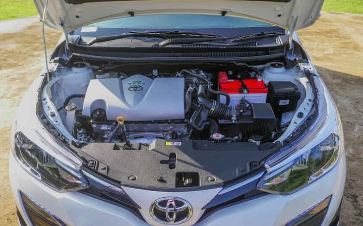 ટોયોટાની નવી યારિસમાં 1.5 લીટરની ડુઅલ VVT-i પેટ્રોલ એન્જિન લગાવવામાં આવ્યું છે. જે 6 સ્પીડ મેન્યુઅલ અને 7 સ્પીડ સીવીટી ઓટોમેટિક ગિયરબોક્સથી લેસ છે. કારમાં લગાવેલું એન્જિન 108 bhp પાવર અને 140 Nm પીક ટોર્ક કરવાની ક્ષમતા રાખે છે. 