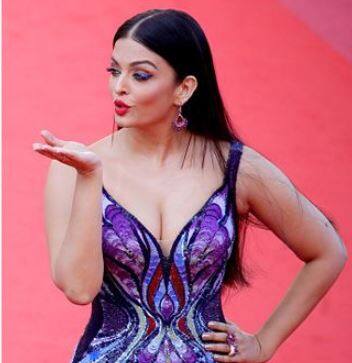 મુંબઈઃ સેલિબ્રિટીઝ ક્યારે ક્યા પ્રકારના વિવાદમાં ફસાઈ જાય એ કહેવાય નહીં. ઐશ્વર્યા રાય બચ્ચનને તેનો અનુભવ થઈ ગયો છે. ઐશ્વર્યા વિચિત્ર પ્રકારના કિસિંગ વિવાદમાં ફસાઈ છે અને સોશિયલ મીડિયા પર ટ્રોલ થઈ રહી છે. આ કિસના ઐશ્વર્યા વિશે ખરાબ કોમેન્ટ્સ પણ થઈ રહી છે.