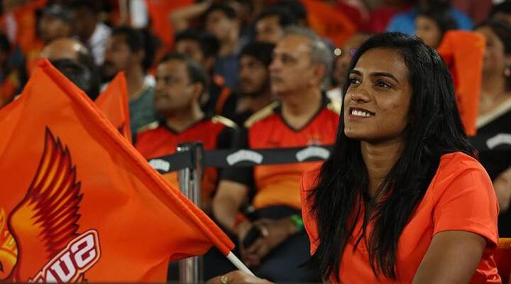  જો કે પ્રથમ વખત નથી પણ અગાઉ પણ ગત આઈપીએલમાં પી વી સિંધુ પોતાની ઘરેલું ટીમને ચિયર અપ કરતા જોવા મળી હતી. 