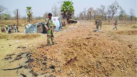  દંતેવાડા: નક્સલ પ્રભાવિત છત્તીસગઢના દંતેવાડા વિસ્તારમાં આઇઇડી બ્લાસ્ટમાં પાંચ જવાન શહીદ થઇ ગયા છે. શહીદ જવાનોમાં ત્રણ છત્તીસગઢ આર્મ્ડ ફોર્સ જ્યારે બે જિલ્લા પોલીસ હોવાનું સામે આવ્યું છે. 