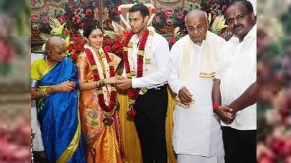 સ્વાથિ અને નિખિલની મુલાકાત એમબીએના અભ્યાસ દરમિયાન થઇ હતી. બંન્નેને એકબીજાને એક વર્ષ સુધી ડેટ કર્યા હતા અને બાદમાં લગ્ન કરવાનો નિર્ણય કર્યો હતો. કુમારસ્વામી અને અનીતા કુમારસ્વામીના દીકરા નિખિલ ગૌડા કન્નડ અને તેલુગુ ફિલ્મોમાં જાણીતો એક્ટર છે. તેણે પ્રથમવાર 2016માં મહાદેવના નિર્દેશનમાં બનેલી કન્નડ અને તેલુગુ ફિલ્મ જગુઆરમાં એક્ટિંગ કરી હતી. 