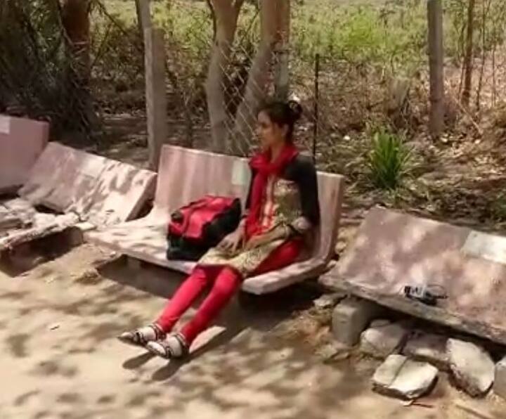 રાજકોટ: રાજકોટ શહેરના 150 ફૂટ રીંગ રોડ પર રાધા પાર્કમાં રહેતી પરિણીતાએ પોતાના જ પતિ સામે ઉપવાસ શરૂ કર્યા છે. પતિના ત્રાસથી કંટાળીને પત્ની ગાંધી ચિંધ્યા માર્ગે ત્રણ દિવસથી ભૂખ્યા તરસ્યા ઉપવાસ કરી રહી છે.