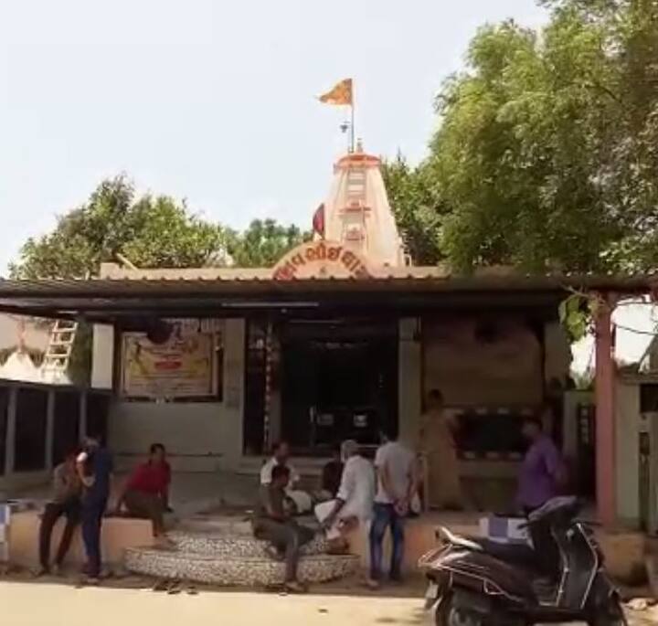 પરણીતાએ છેલ્લા ત્રણ દિવસથી શિવ સાંઈ ધામ મંદિરના પટાંગણમાં બેસીને સાસરિયાઓ લઈ જાય તેવી માંગ કરી છે. 