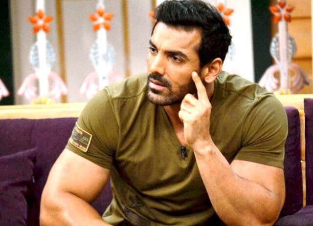 મુંબઈ: બોલિવુડનો સ્ટાર જ્હોન અબ્રાહમ એકદમ સરળ જીવન જીવે છે. અન્ય અભિનેતાઓ સફળતા બાદ જ્યારે મોટા ભાગે મોંઘી કાર કે પછી લક્ઝ્યુરિયસ લાઈફ જીવતા હોય છે ત્યારે જ્હોન અબ્રાહમનું જોઈએ તો તે પોતાના અંગત જીવનમાં આવી ઝાકમઝોળથી ખુબ દૂર રહ્યો છે. હાલના દિવસોમાં જ્હોન પોતાની આવનારી ફિલ્મ પરમાણુના પ્રચારમાં વ્યસ્ત છે. આવામાં પોતાની લાઈફસ્ટાઈલ અંગે વાત કરતા જ્હોને કહ્યું કે તેની પાસે કોઈ બોડીગાર્ડ નથી.