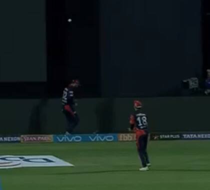 જોકે, પોલાર્ડની વિકેટ બાદ પણ મુંબઇની જીતની આશા યથાવત હતી. કારણ કે રોહિત શર્મા (13) અને હાર્દિક પંડ્યાએ (27) છઠ્ઠી વિકેટ માટે 43 રન જોડ્યા હતા. પરંતુ અહી ફરી એકવાર મેક્સવેલ અને બોલ્ટની જોડીએ કમાલ કરી દીધી હતી.