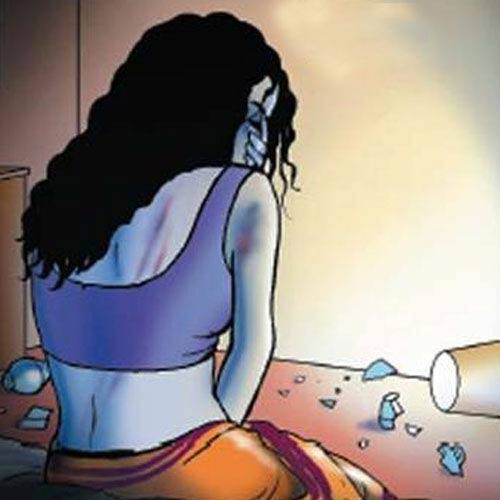 આ યુવકોએ પ્રિયાને કોઈ લાલચ આપીને ફસાવી હતી અને પછી તેના બીભત્સ ફોટા પાડી લીધા હતા. આ ફોટા પાડી લીધા પછી આ યુવકોએ પોત પ્રકાશ્યું હતું અને ફોટા વાયરલ કરવાની ધમકી આપી સંબંધ બાંધવા મજબૂર કરી હતી. 