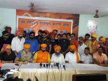 વજુભાઇને જેમ-તેમ બોલનારા કોંગી નેતા હાથમાં આવશે તો મોં કાળુ કરી જૂતાનો હાર પહેરાવીશુઃ કરાણી સેના