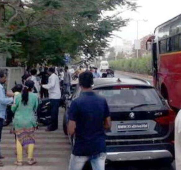 જામનગરઃ સૌરાષ્ટ્રના સ્ટાર ક્રિકેટર અને ટીમ ઈન્ડિયાના ઓલ રાઉન્ડર રવિન્દ્ર જાડેજાના પત્ની રીવાબા પર આજે સાંજે પોલીસ કોન્સ્ટેબલે નજીવી બાબતમાં હુમલો કર્યો હતો. સોમવારે સાંજે પોલીસ કોન્સ્ટેબલે અકસ્માત સર્જાયા બાદ રિવાબા ઉપર હુમલો કર્યો હતો. સ્થાનિક લોકોએ તેમને કોન્સ્ટેબલથી બચાવ્યા હતા. જોકે, રિવાબા ઘટના સ્થળેથી સીધા જ ફરિયાદ કરવા માટે એસપી ઓફિસ પહોંચા હતા.