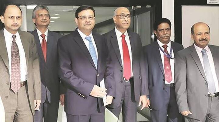 આરબીઆઈની મોનેટરી પોલિસી કમિટીની બેઠક 4 જૂનથી શરૂ થશે. બે દિવસ સુધી ચાલનારી આ બેઠકના અંતે કમિટી નવા રેપો રેટની જાહેરાત કરશે. આ કમિટીમાં આરબીઆઈ ગવર્નર ઉર્જિત પટેલ સહિત કુલ 6 લોકો છે.