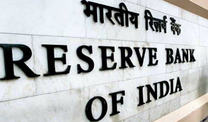 નવી દિલ્હીઃ પેટ્રોલ-ડીઝલના વધી રહેલા ભાવ વચ્ચે આગામી મહિને વધુ એક મોટો ઝટકો લાગી શકે છે. આ વખતે ઝટકો રિઝર્વ બેંક ઓફ ઈન્ડિયા આપી શકે છે. આર્થિક બાબતોના એક્સપર્ટના જણાવ્યા મુજબ, આરબીઆઈ રેપો રેટમાં વધારો કરી શકે છે. જેનાથી લોનના ઈએમઆઈમાં ઘણો વધારો થશે.