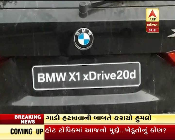  રીવાબા સાથે ગાળાગાળી કરીને ઉશ્કેરાઈ જઈને વાળ પકડીને ઢીકા-પાટનો માર માર્યો હતો. આ સમયે એક વ્યક્તિએ પોલીસ કર્મીને રોક્યો હતો. જે બાદ રિવાવા એસ.પી. પ્રદીપ શેજુળને રજુઆત કરવા ઓફિસે પહોંચી ગયા હતા. જ્યાં એસ.પી.એ રીવાબાને સાંભલ્યા હતાં અને ડો. કેયુર બક્ષીને બોલાવીને એસ.પી.ની ચેમ્બરમાં જ સારવાર આપી હતી. જે બાદ પોલીસકર્મી સામે ફરિયાદ નોંધવાની તજવીજ હાધ ધરી હતી. 