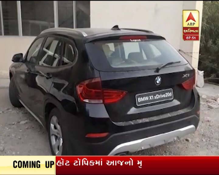  પ્રત્યક્ષદર્શીએ જણાવ્યું હતું કે, પોલીસ હેડક્વાર્ટર સામે આ બેનને પોલીસવાળો બેફામ મારતો હતો જેનો અમે બચાવ કર્યો છે. અમે બેનને કહ્યું કે ગાડીમાં બેસી જાઓ અને કારનો કાચ બંધ કરી દો. આવા પોલીસ જામનગરમાં કલંક સમાન છે. 