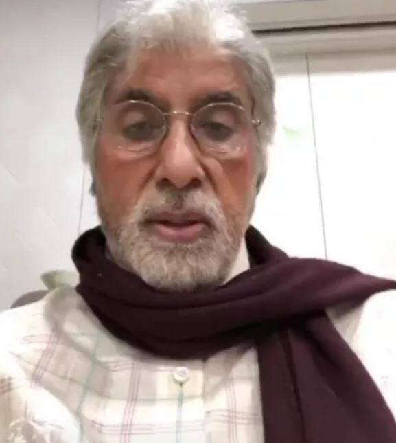 જ્યારે બિગ બી પણ પેન્ટ અને શર્ટ પહેરીને તેની પાસે બેઠેલા છે. તેમના વાળ સફેદ છે.