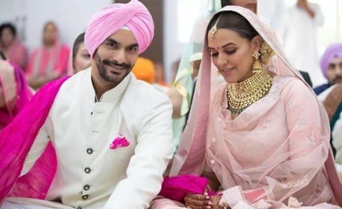 મેગેઝીને નેહાને ‘ફિયરલેસ નેહા ધૂપિયા’ સાથે ટેગ કરી છે. મેગેઝીન અનુસાર, નેહાએ કહ્યુ કે, ‘એક વાર હુ કોઈ વસ્તુ માટે પોતાનુ માઈન્ડ મેકઅપ કરી લઉ છુ તો તેમાં ડુબકી લગાવી લઉ છુ અને જઉ છુ કે લાઈફ મને ક્યા લઈ જાય છે.’