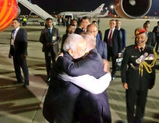 વિદેશ મંત્રાલય પ્રવક્તા રવીશ કુમારે ટ્વિટ કર્યું કે, “અલવિદા મારા મિત્ર. આપણી મિત્રતાને વિશેષ મહત્વ આપતા રશિયાના રાષ્ટ્રપતિ પુતિને નાના પરંતુ સફળ રશિયા દરમિયાન બાદ વડાપ્રધાનમંત્રી નરેન્દ્ર મોદીને વ્યક્તિગત રીતે એરપોર્ટ પર વિદાય આપી.”