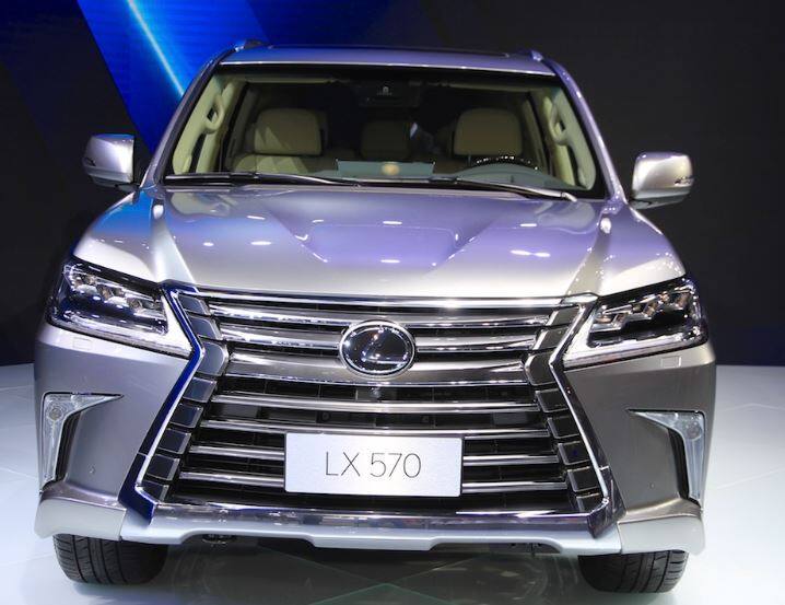 નવી દિલ્હીઃ લેક્સસે ભારતીય માર્કેટમાં LX 570 SUV લોન્ચ કરી દીધી છે. કંપનીએ આ નવી SUVની કિંમત 2.32 કરોડ રૂપિયા (એક્સ શોરૂમ) રાખી છે. કંપનીએ કાર લોન્ચ કરતાંની સાથે જ દેશભરના ડીલરશિપ પર બુકિંગ શરૂ કરી દીધું છે.