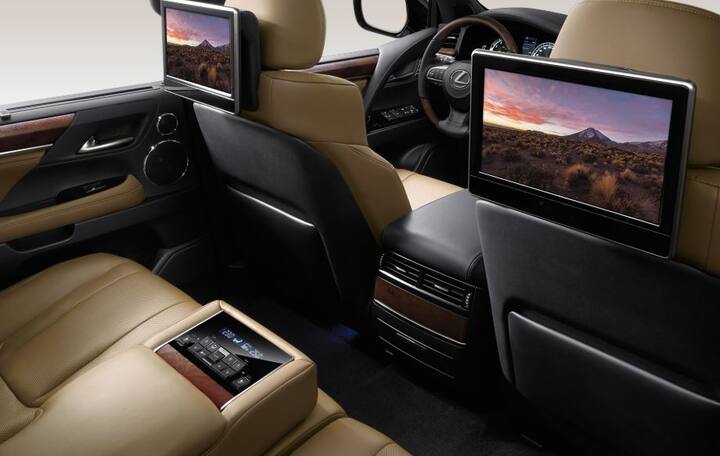 અન્ય ફીચર્સની વાત કરવામાં આવે તે તેમાં વાયરલેસ ચાર્જિંગ, હેડ્સ અપ ડિસ્પ્લે, કૂલ સીટ્સ અને રિયર પેસેન્જર્સ માટે 11.6 ઈંચ એલસીડી ડિસ્પ્લેની સાથે રિયર એન્ટરટેનમેન્ટ સિસ્ટમ આપવામાં આવી છે.