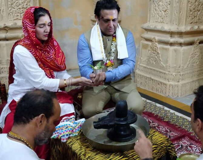 ગોવિંદા સોમનાથ મહાદેવ મંદિર આવી પહોંચતા જ ચાહકોના ટોળા ઉમટી પડ્યા હતા. ગોવિંદાએ પૂજા-અર્ચના કરી મંદિર પરિસરની પણ મુલાકાત લીધી હતી. 