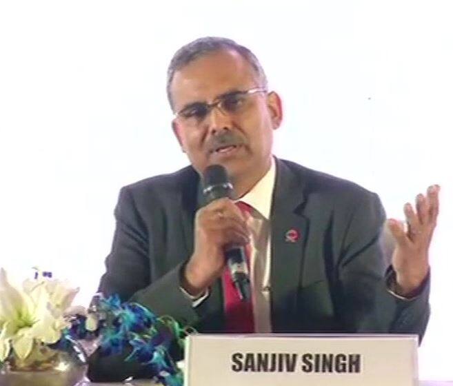 નવી દિલ્હીઃ દેશમાં પેટ્રોલ અને ડીઝલના ભાવ સતત વધી રહ્યા છે અને તે છેલ્લા પાંચ વર્ષના ટોચના સ્તરે પહોંચી ગયા છે. મોદી સરકારની આ માટે ખૂબ ટીકા થઇ રહી છે. મોંઘવારી દર વધવાની શક્યતાને લઈ વિપક્ષ પણ સરકાર પર પ્રહાર કરી રહી છે. વિપક્ષના નેતાઓ સતત સોશિયલ મીડિયા દ્વારા સરકાર પર હુમલા કરી રહી છે.