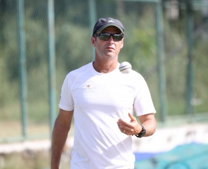 જે બાદ તેમણે ટીમના ટોપ ખેલાડીઓ તમિમ ઇકબાલ, મશરફે મુર્તાઝા, મુસફિકુર રહીમ સાથે પણ મુલાકાત કરી હતી. આ ક્રિકેટરો સાથે તેમણે 2019ના વર્લ્ડકપની તૈયારી અને યોજનાઓ અંગે વિચાર વિમર્શ કર્યો હતો.