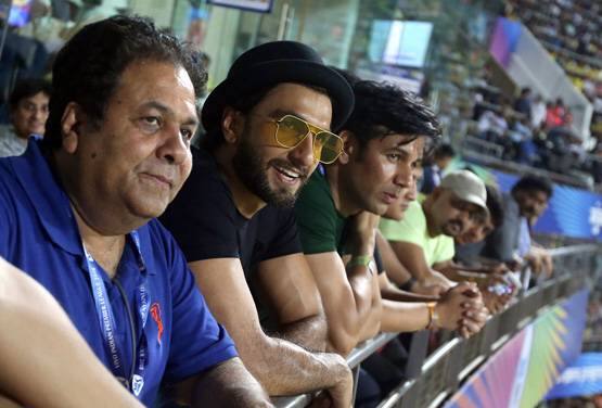 મુંબઈના વાનખેડે સ્ટેડિયમમાં રમાયેલી મેચમાં રણવીર વીઆઈપી લાઉન્જમાં આઈપીએલ કમિશ્નર રાજીવ શુક્લા સાથે મેચ નિહાળતો જોવા મળ્યો હતો.