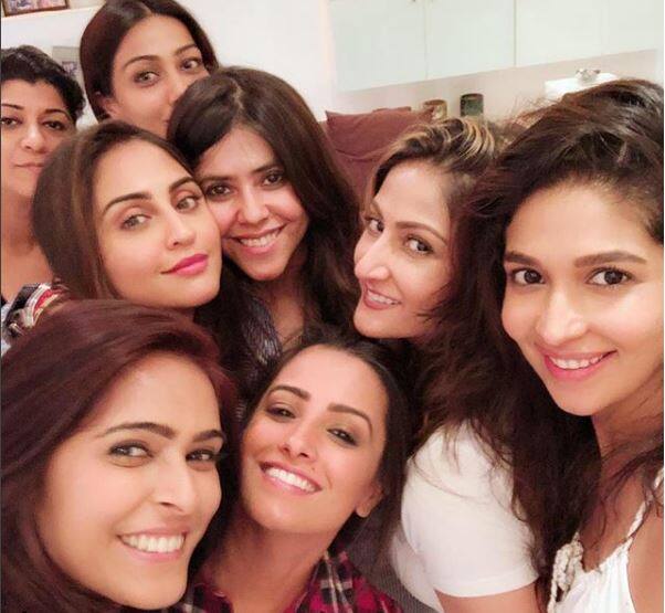 એકતાએ પાર્ટીની તસવીર શેર કરી અનીતા અને તેના પતિ રોહિતને આ લેટેસ્ટ પ્રોપર્ટી માટે અભિનંદન આપ્યા હતા.