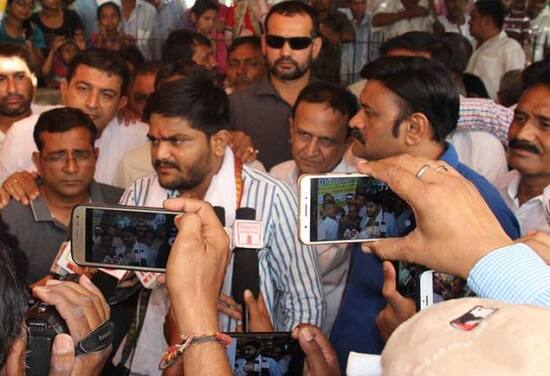 કરમસદ નાગરિક સમિતિના નેજા હેઠળ ઉપવાસ કરી રહેલા ઉપવાસીઓના મંગળવારે સાંજે હાર્દિક પટેલે પારણાં કરાવ્યાં હતાં. ત્યાર બાદ જણાવ્યું હતું કે, કરમસદને રાષ્ટ્રીય દરજ્જો આપવા ઉપવાસ આંદોલન છેડાયું હતું. ત્યારે ભાજપના જીતુભાઈ વાઘાણી આવીને લોલીપોપ આપી દીધી છે. જ્યારે કરમસદના ચૂંટાયેલા પાલિકાના કાઉન્સિલરોને ઉપવાસ પર બેસવું પડ્યું છે. 