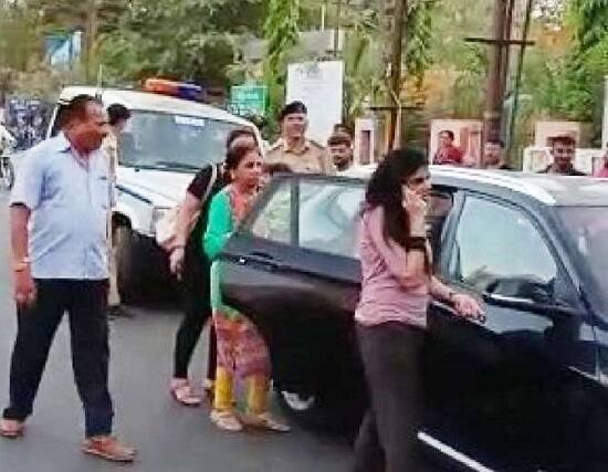 તેઓ પાસેથી રિવાબા જાડેજાના નંબર મેળવવામાં આવ્યા હતા. સાથો સાથ સમગ્ર બનાવની વિગતો મેળવીને ઘટના પર દુ:ખ પણ વ્યક્ત કરવામાં આવ્યાનું ધારાસભ્ય હકુભાએ જણાવ્યું હતું. 